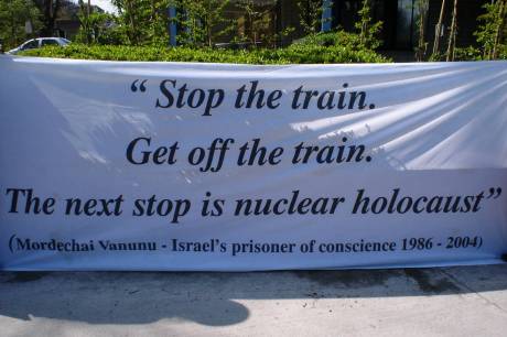 stop_the_train.jpg