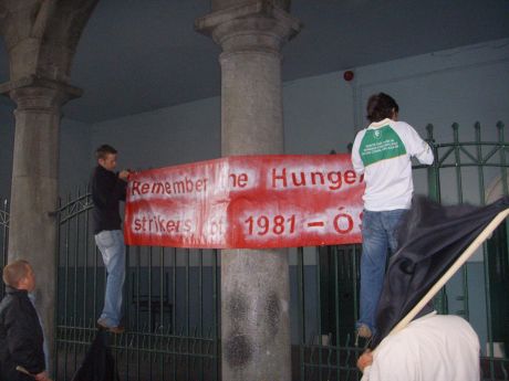 Erecting an�SF Hungerstrike Banner on City Hall