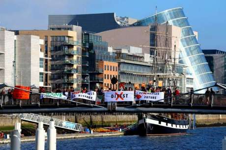 dail_votes_to_divest_from_fossil_fuels_jan_2017.jpg