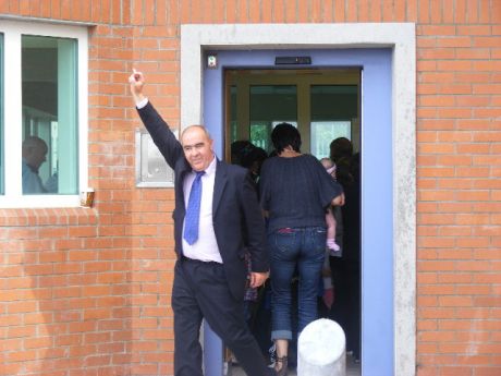 pat_o_donnell_at_gate_of_castlerea_prison.jpg