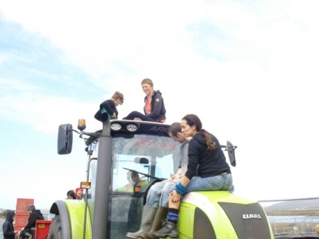 Click on image to see full-sized version Tractor comprehensively occupied