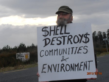 Click on image to see full-sized version 16.11.11 Stopping Shell's haulage outside the refinery at Bellanaboy